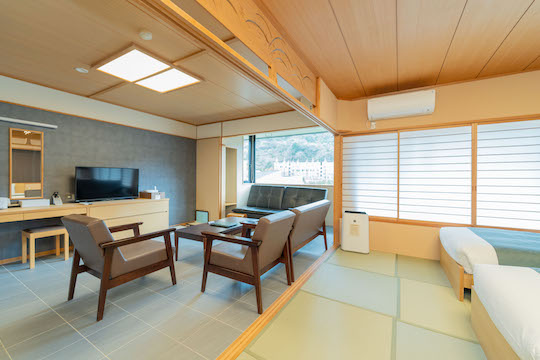 コーナールーム 解放感いっぱいの和モダンなお部屋に3台のベッド1台のソファベッドを配置しました。ご家族(お子様連れ)やお仲間同士でご利用下さい。